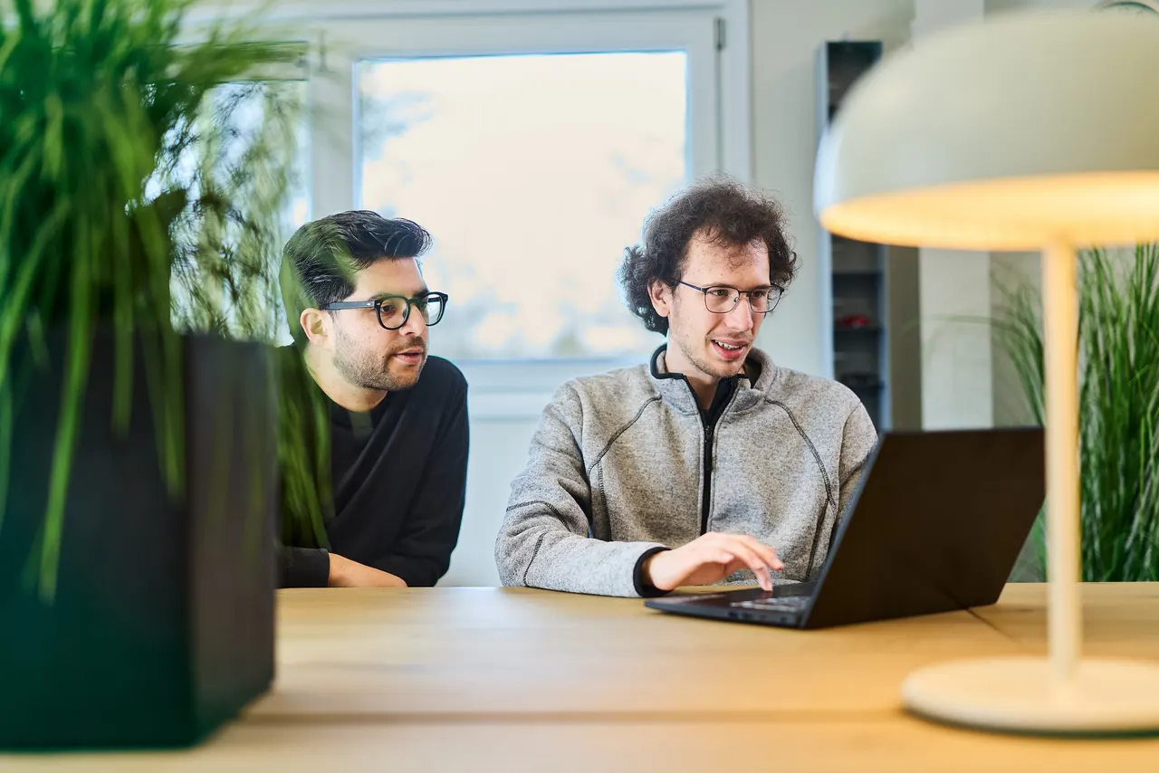 Due colleghi lavorano insieme su un laptop